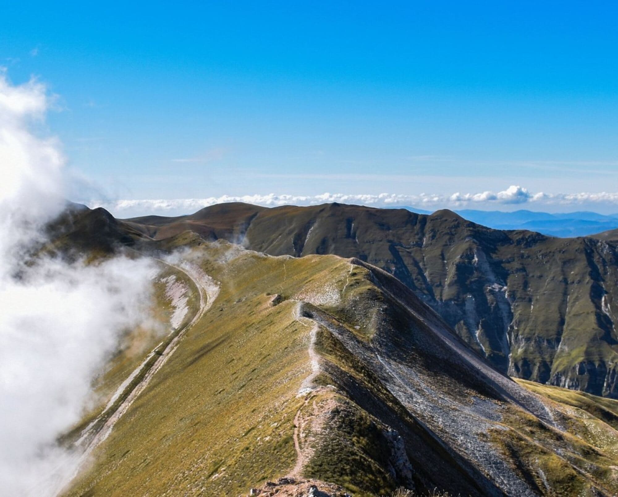 Monte Sibilla e crinale dei Monti Sibillini sullo sfondo